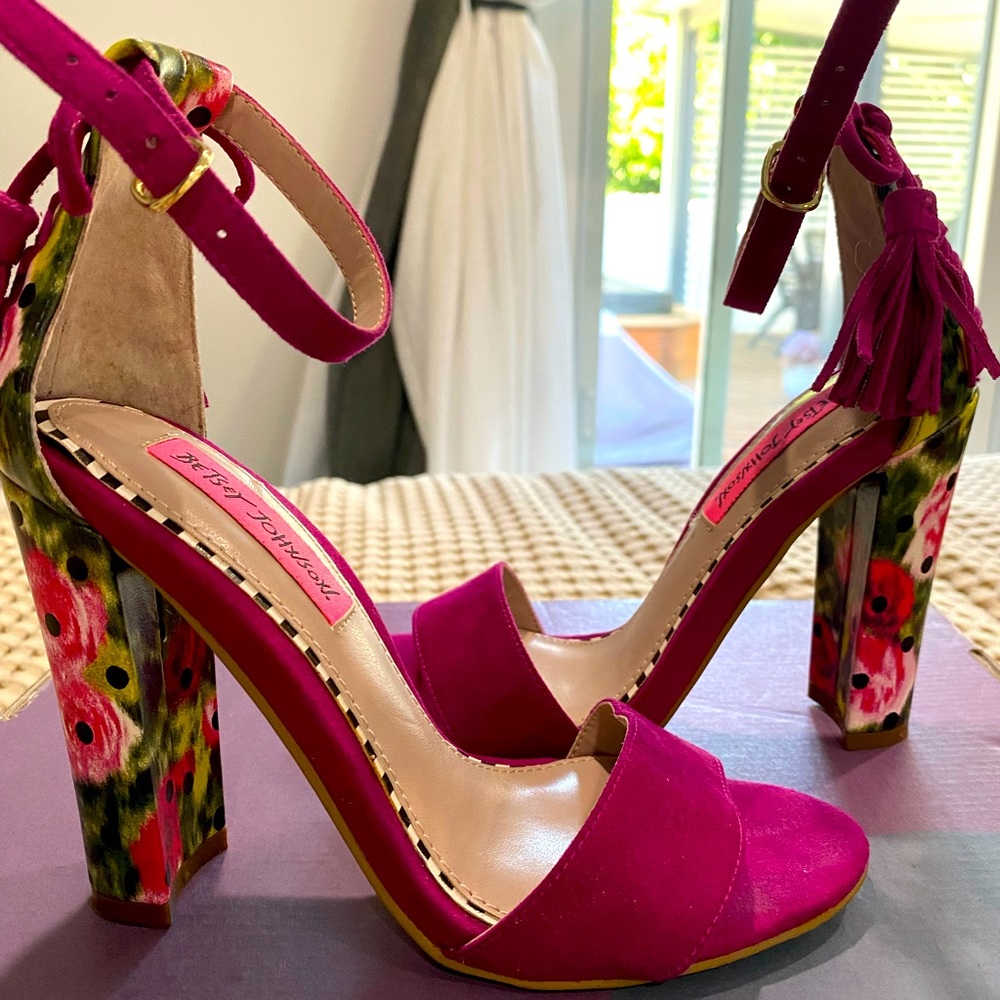 Betsy Johnson heels. Magenta floral size 5